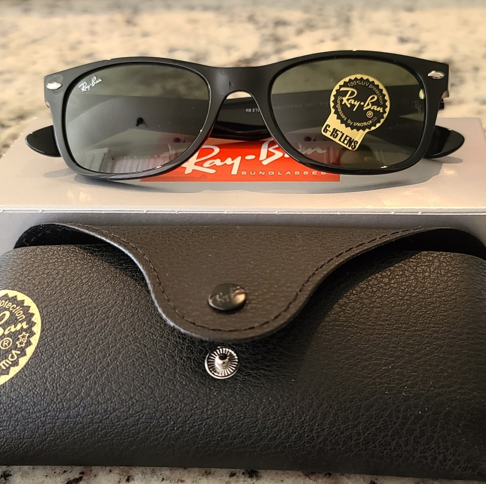 Ray Ban Rb2132 901 Black Wayfarer Classic w/ Green Classic G-15 Lenses